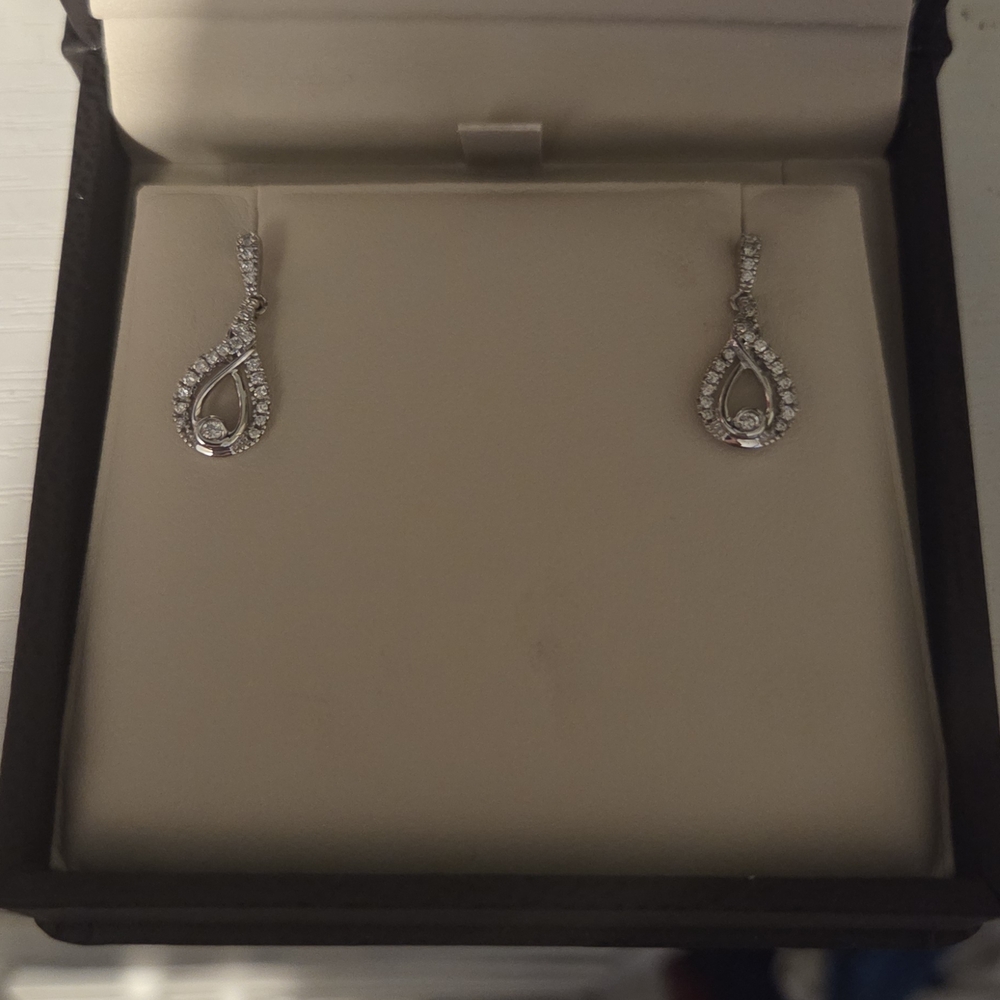 10k White Gold Diamond Earrings